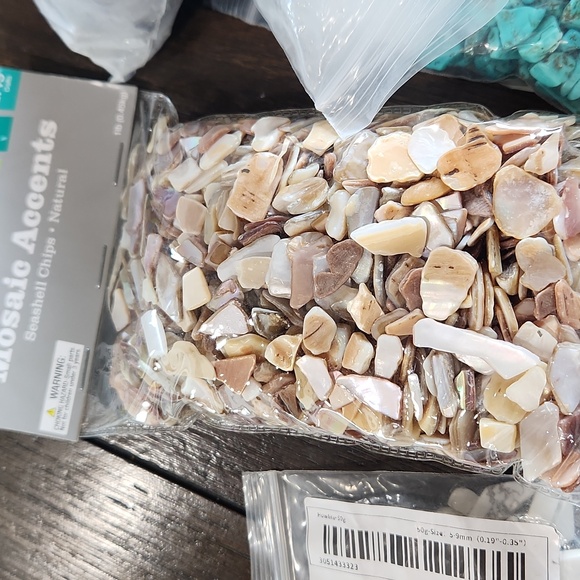 Assorted Rocks and Shell Chips - Picture 3 of 9